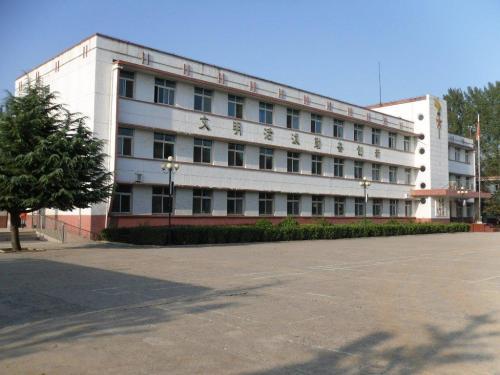 尹家府中学