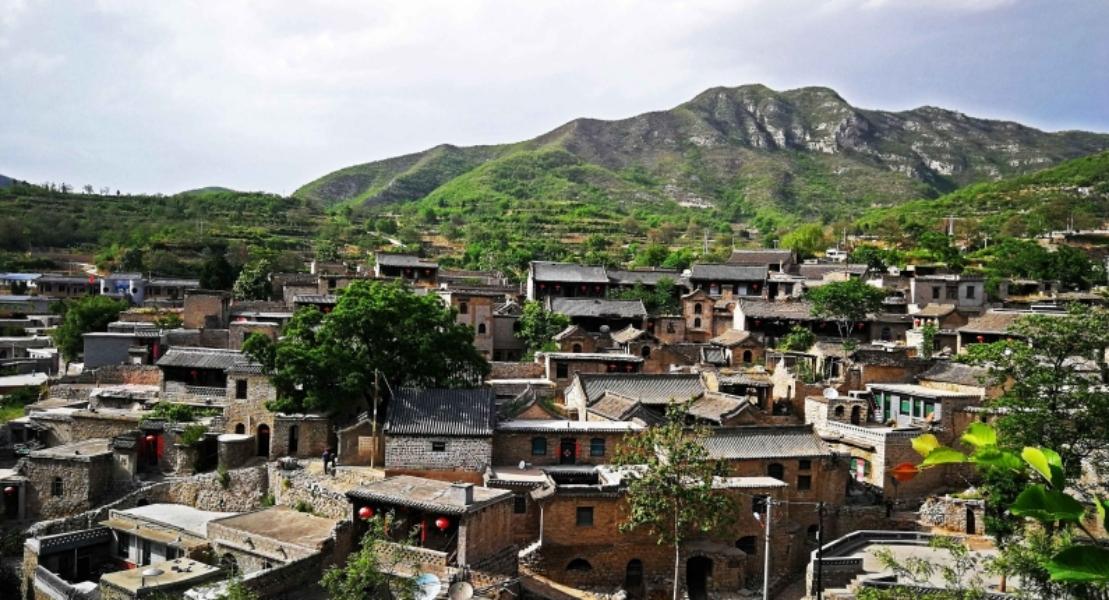大梁江村